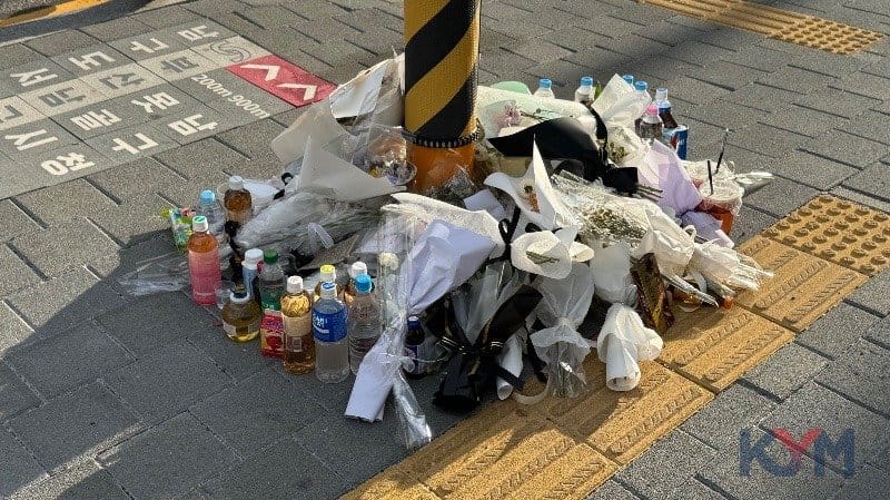 부산 남구 대연역 인근 인도 돌진 교통사고 현장 교통섬에 희생자들을 추모하는 시민들의 발길이 이어지며 국화꽃과 음료수 등이 수북이 쌓여 있다. /사진=한국청년미디어 김도형 기자