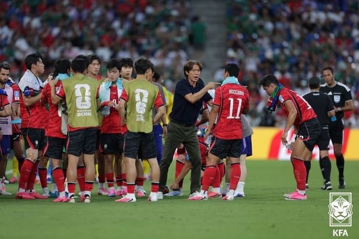남아공전서 작전 지시 중인 홍명보 감독. ⓒ 대한축구협회
