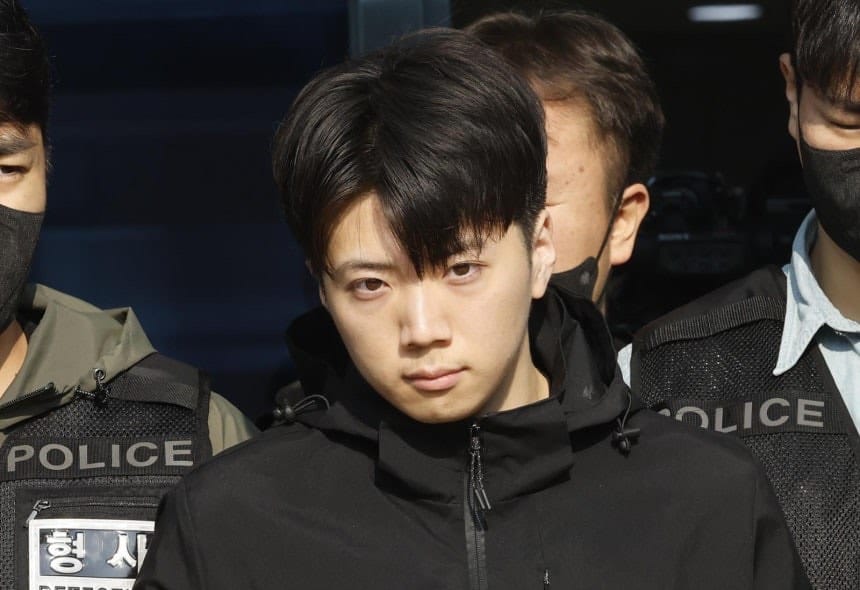 광주 도심에서 일면식도 없는 10대 여고생을 살해한 장윤기가 14일 오전 광주 서부경찰서에서 검찰로 송치되고 있다. /사진=뉴스1