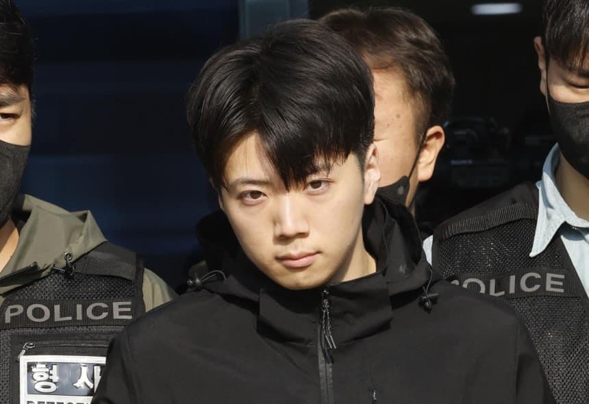 광주 도심에서 일면식도 없는 10대 여고생을 살해한 장윤기가 14일 오전 광주 서부경찰서에서 검찰로 송치되고 있다. /사진=뉴스1