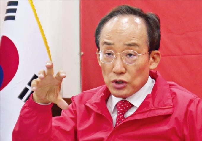 회의자료 없애고 '2분 타이머' 설치… 추경호 대구시장의 파격 행보