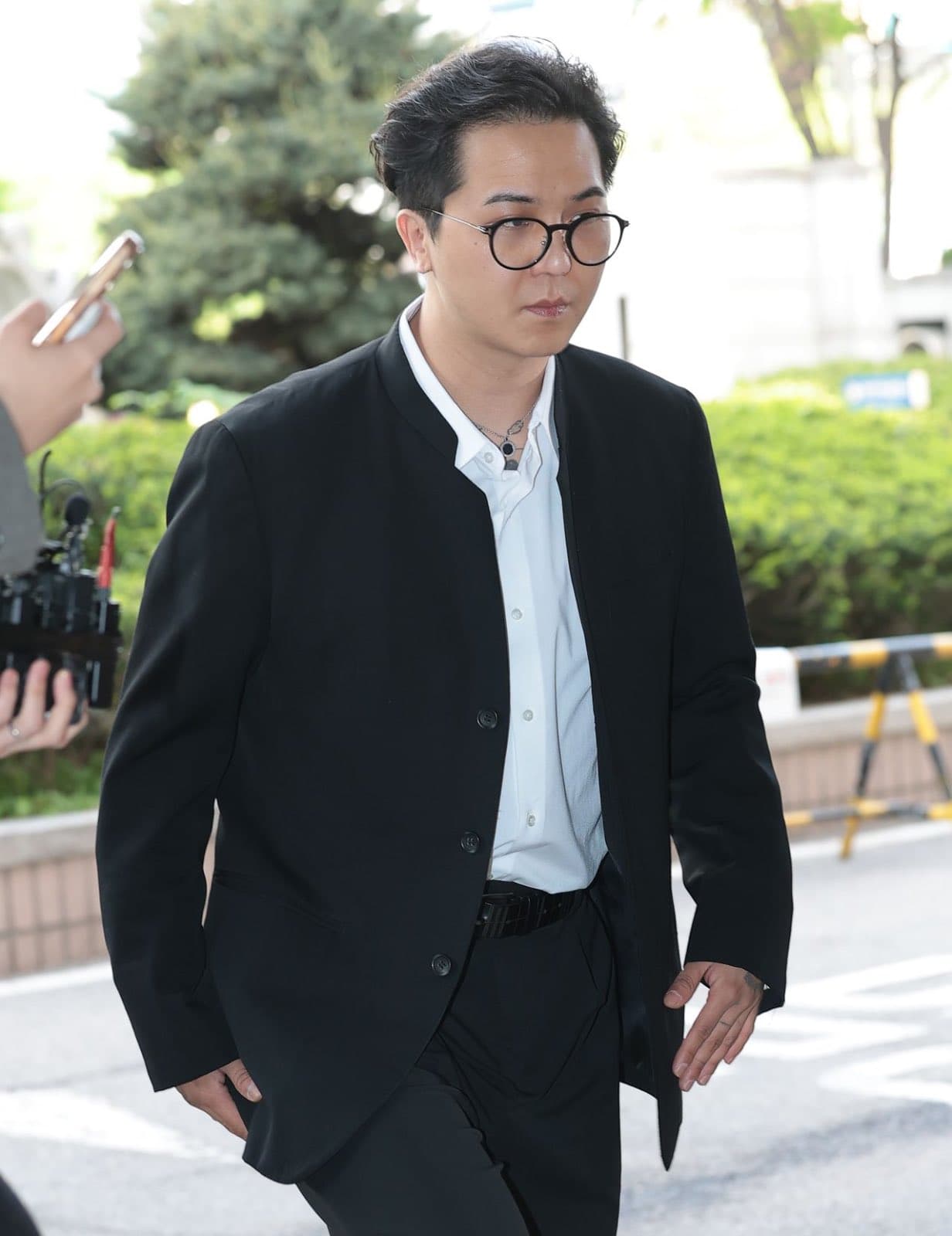 '100일 무단결근' 송민호 법정 출석… "담당자와 금전 거래는 친분, 공모 아냐"
