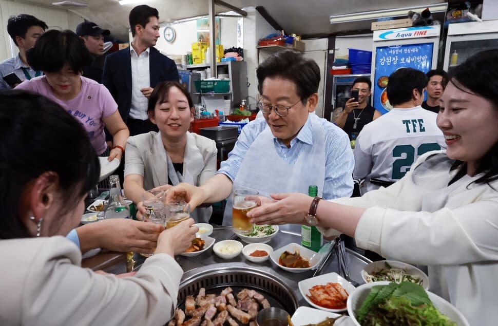 李대통령 "회식서 젊은 이성 앉히지 마라" 작심 비판