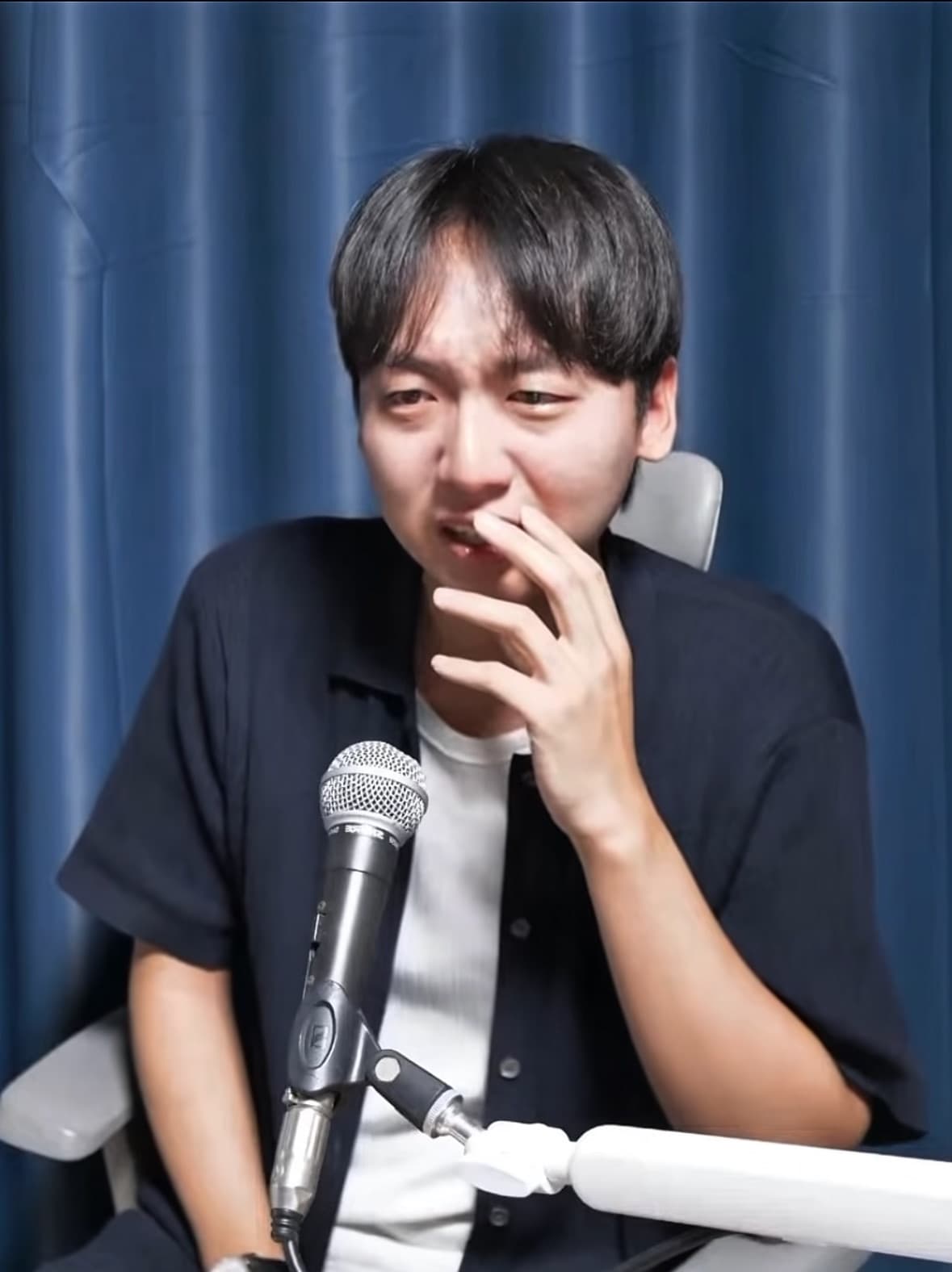 본인의 소셜미디어 방송 중 눈물을 흘리며 심경을 토로하는 정민철 예비출마자의 모습. 그는 명백한 정치자금법 위반 논란에 대해 "민주 진영 유튜버들의 공격에 마음이 아프다"며 논점을 흐렸다는 비판을 받고 있다. (화면 캡처=정민철 소셜미디어)