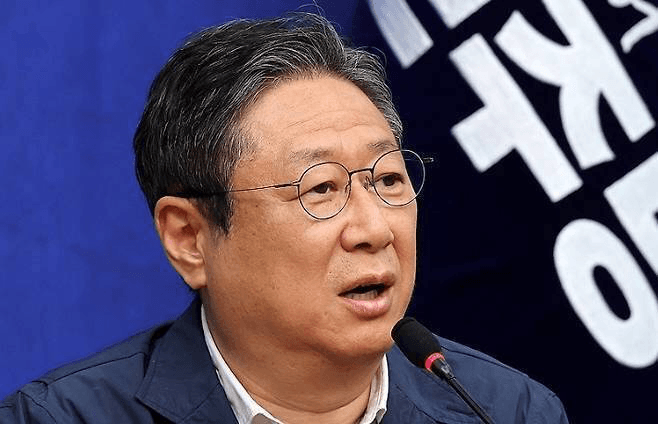「폐버스 주택(廃バス住宅)」の黄熙議員、記者会見をキャンセルし書面の後ろに隠れた…党指導部の「口封じ」論争