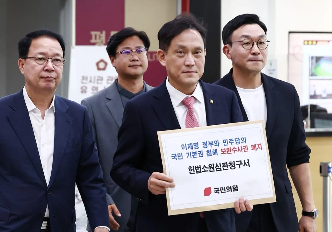 People Power Party Legal Advisory Committee Chairman Kim Tae-gyu and Vice Chairmen Ko Seok and Choi Ji-woo head to the civil petition room of the Constitutional Court in Jongno-gu, Seoul, on the 13th to submit a constitutional complaint regarding the abolition of prosecutors' supplementary investigation rights. Photo = News1